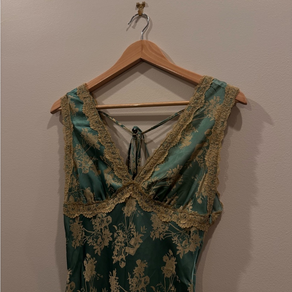 Elegant Green and Gold Floral Dress - Picture 3 of 6